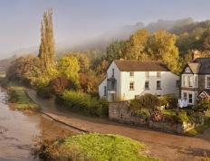 开云体育-铁闸锁乾坤，闪电破敌阵—阿什拉夫极致防守引领拜仁疾风骤雨横扫南美劲旅