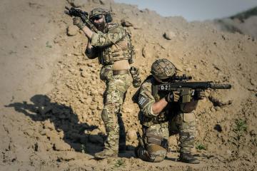 开云体育在线-F1街道赛之夜，阿劳霍的驾驶哲学如何为赛道谱写教科书？